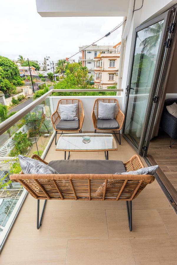 Wolmar Beachside Apartment: Modern Comfort with Nature Views Flic en Flac Exterior photo